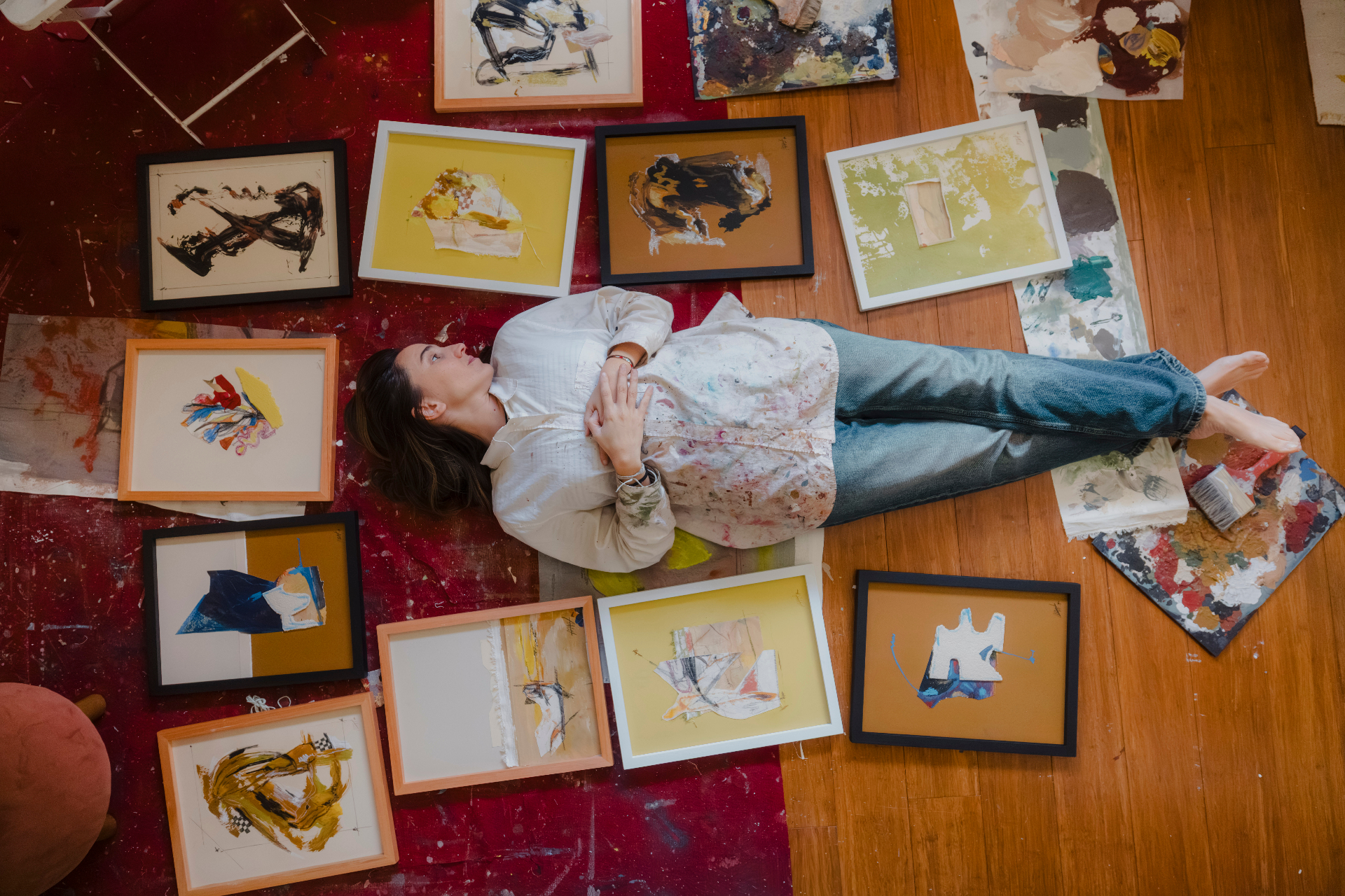 Maru Ruiz rodeada de sus obras en el taller