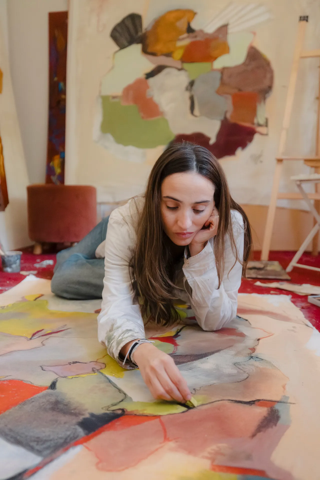 Maru Ruiz pintando en su taller