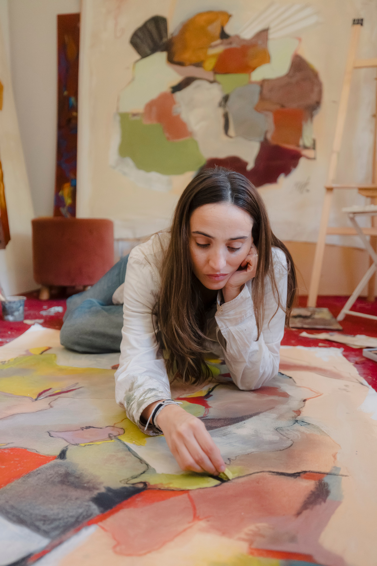 Maru Ruiz pintando en su taller