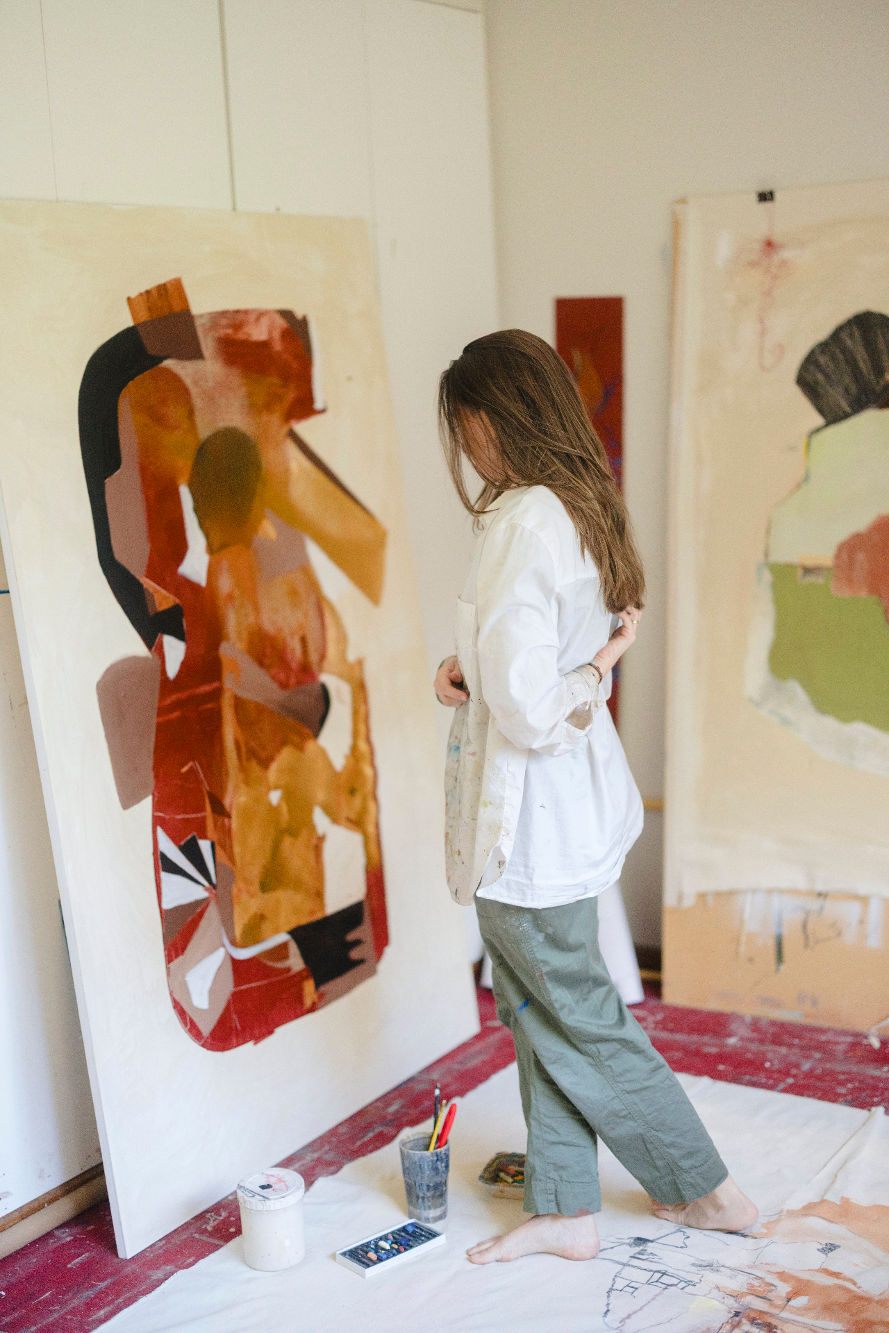 Maru frente a una obra en proceso